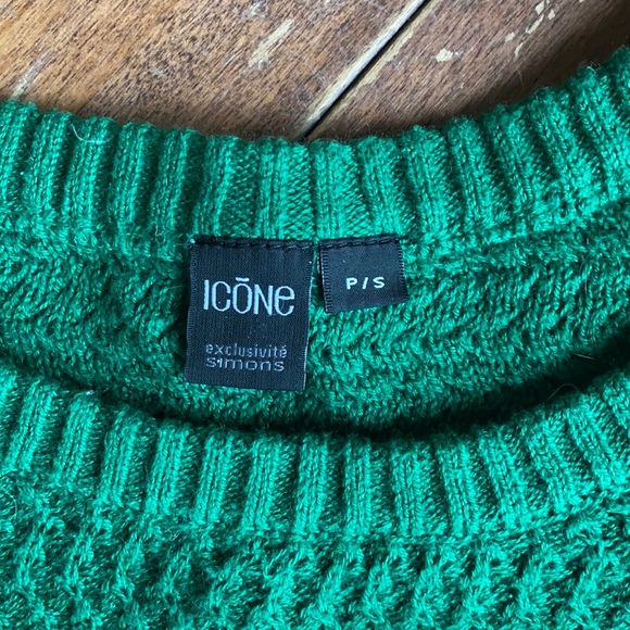 Beautiful sweater - Picture 2 of 3